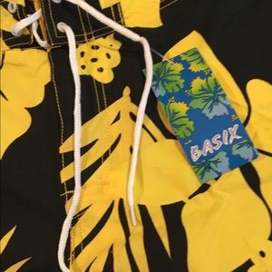 Men’s board shorts size L NWT